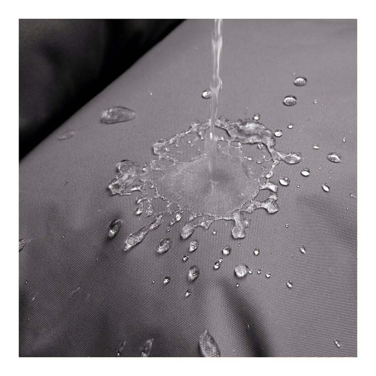 Detailaufnahme von Wasser, das auf dem wasserabweisenden Stoff des Hunter Gent Hundebett Braun abperlt.