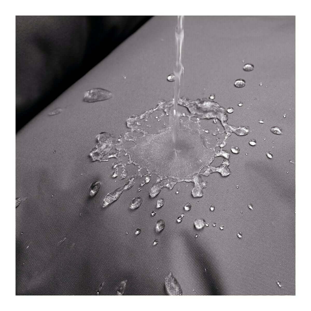 Wasserabweisendes Material des Hundesofas Hunter Gent Schwarz mit Wassertropfen.