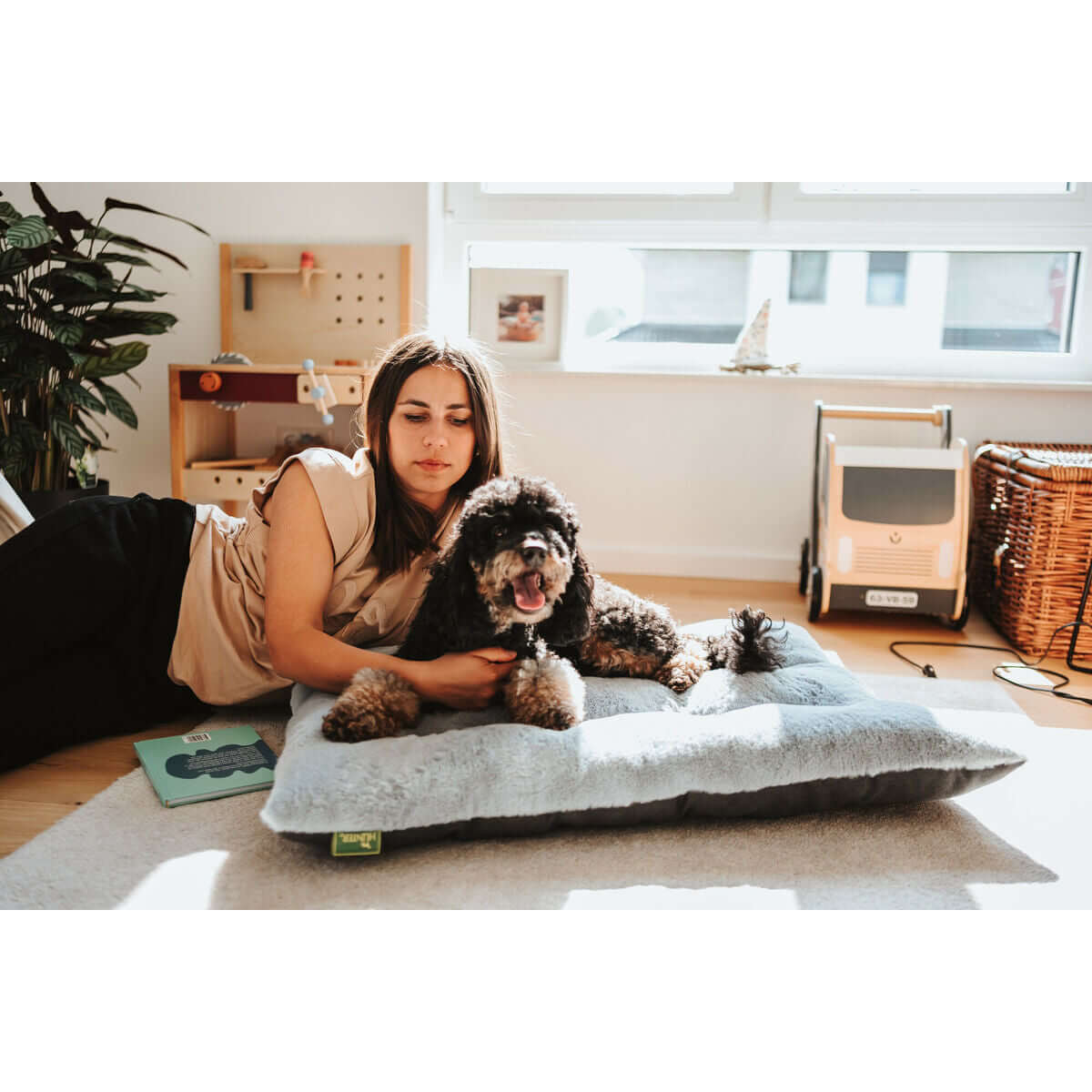 Hunter Rockford Hundebett Grau 80 x 60 cm mit Hund und Besitzer im Wohnzimmer