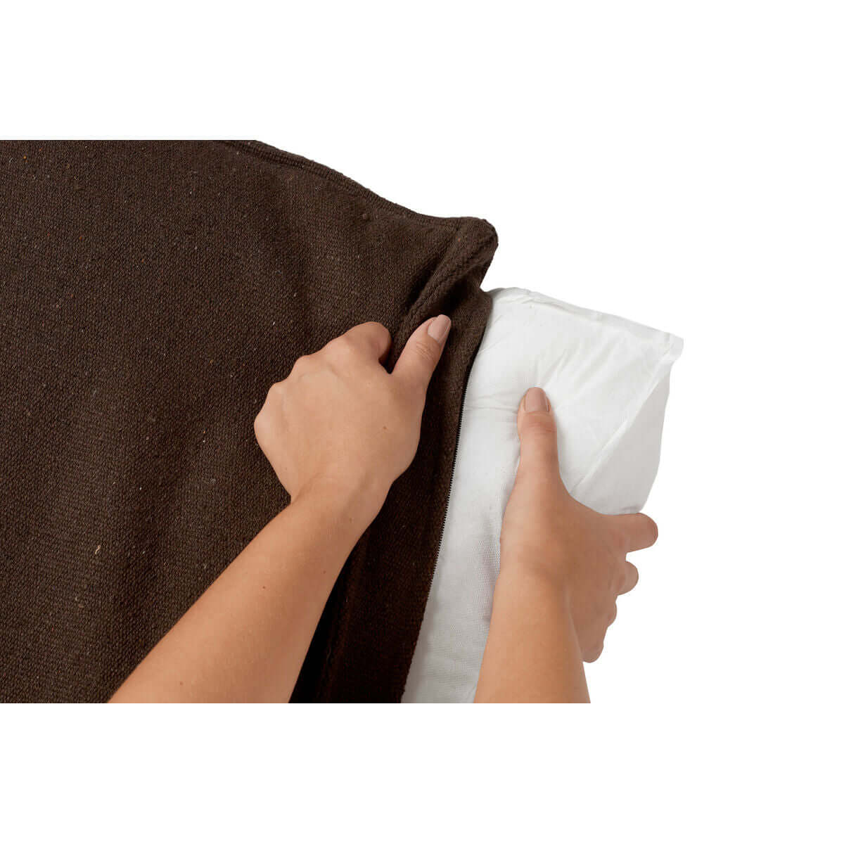 Hände, die das Hunter Belluno Hundekissen Braun in der Größe 100 × 70 cm anpassen und umwickeln.