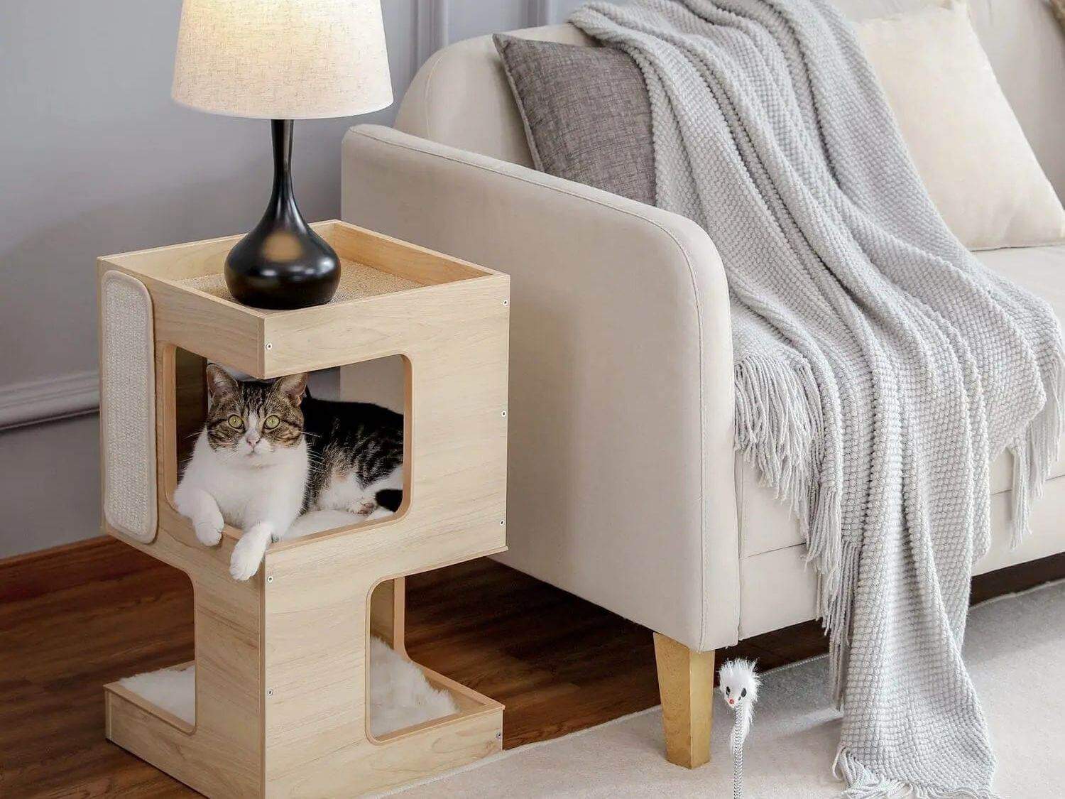 Katzenmöbel ScandiLounge Holzoptik mit komfortabler Katze unter Lampe im skandinavischen Wohnstil.