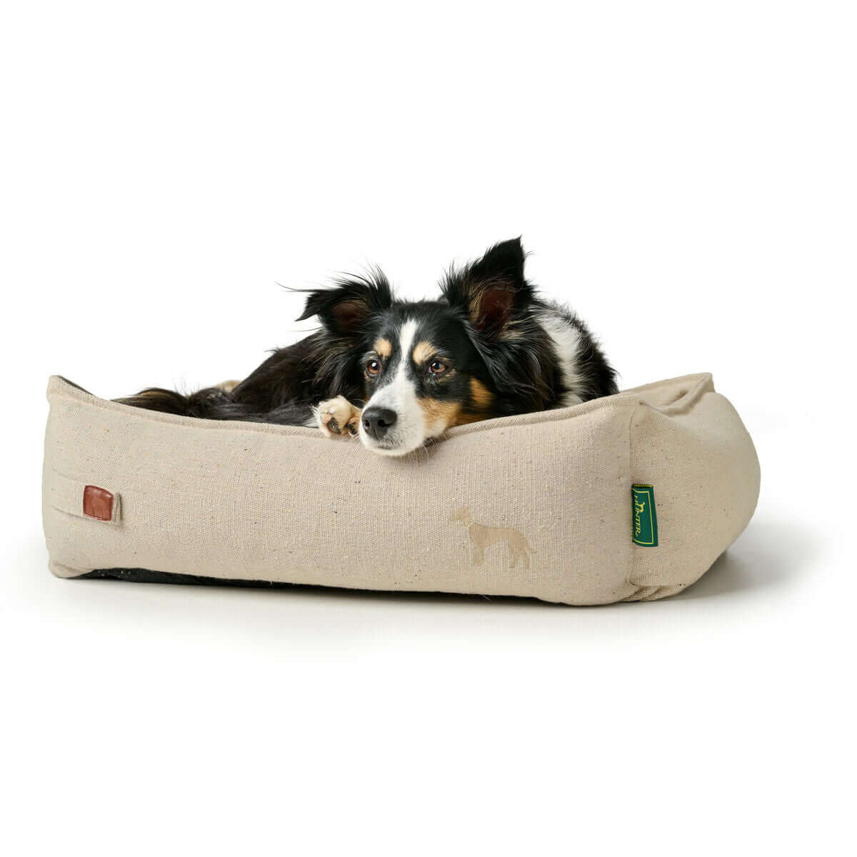Hundebett Hunter Belluno Beige 80x60 cm mit einem Hund, der gemütlich auf dem Bett liegt.